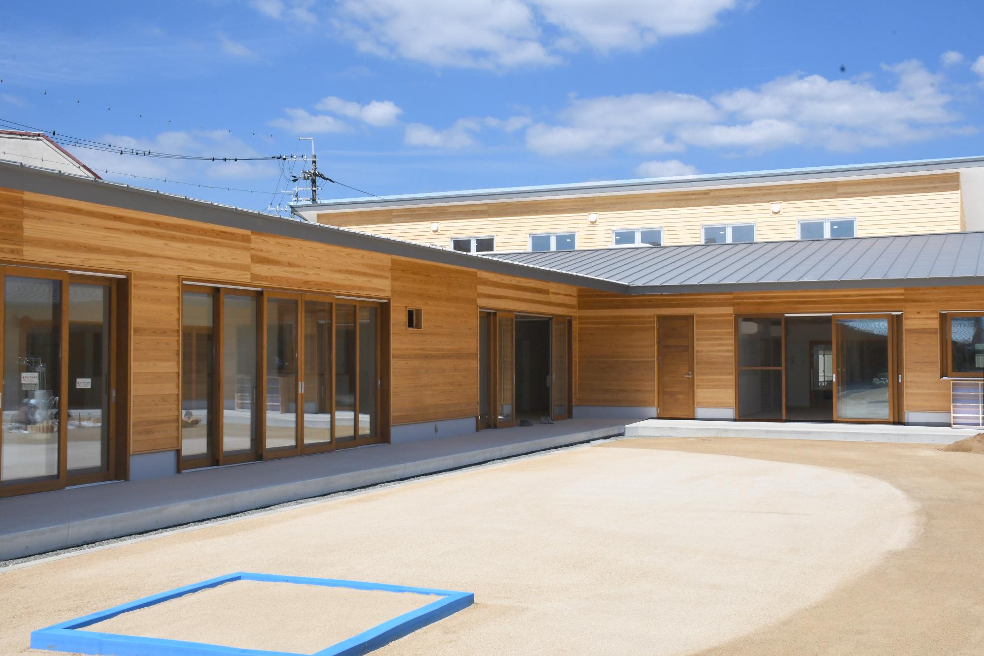 東忠岡こども園外観