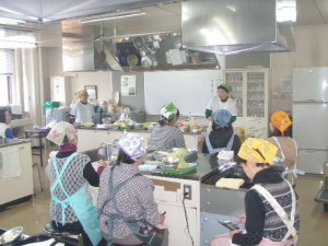 藤村先生の話しを聞く参加者の方々の写真