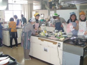 たくさんの参加者が調理をしている様子の写真