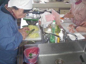キャベツを千切りしている様子の写真