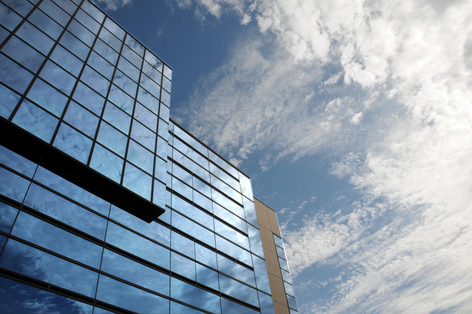 シビックセンター（役場建物）外観と雲がかった青空の仰視写真