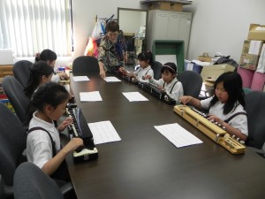 ひとり、ひとつの大正琴を楽譜を見ながら練習している写真