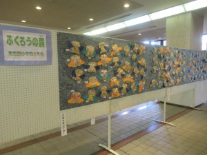 こども文化祭こども作品展で東忠岡小学校1年が作った作品が並べられた会場の写真