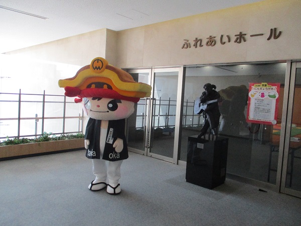 忠岡町のイメージキャラクターただお課長がふれあいホール入口にいる様子の写真