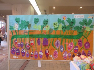 こども文化祭こども作品展で東忠岡小学校 こすもす学級が作った作品が並べられた会場の写真