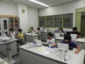マウスやキーボードを使いながら先生の講義の内容に合わせてパソコンを操作する子どもたちの写真