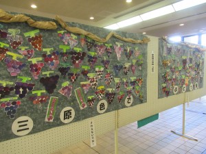 こども文化祭こども作品展で東忠岡小学校3年が作った作品が並べられた会場の写真