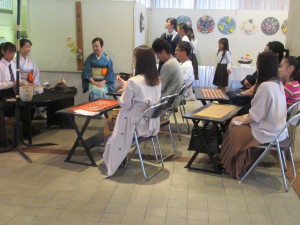 こども文化祭こどもお茶会で先生のお手本を見ながらお茶のたて方を学ぶ来場者の写真