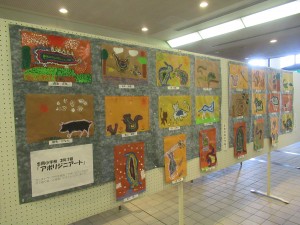 こども文化祭こども作品展で忠岡小学校3年が作った作品が並べられた会場の写真