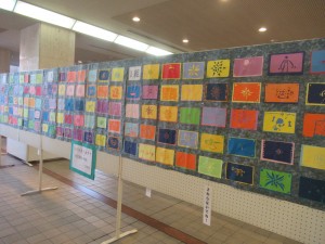 こども文化祭こども作品展で東忠岡小学校5年が作った作品が並べられた会場の写真