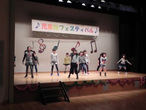 児童館フェスティバルの舞台上で、日ごろの練習の成果を発表する子どもダンスチームの写真