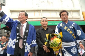 だんじり祭駅前式典の人々の写真