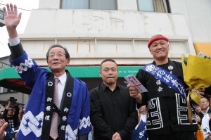 だんじり祭駅前式典の人々の写真