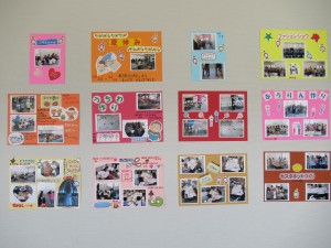 留守家庭児童学級の児童が夏休みに行った活動を、写真が貼られ説明書きがなされている画用紙12枚であらわしている様子を写した写真