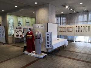忠岡町民文化祭の一般作品展会場で着物が飾られている写真