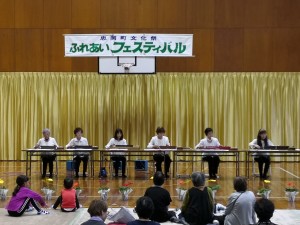 忠岡町文化祭ふれあいフェスティバルで楽器を演奏する藤の会のメンバーたちの写真