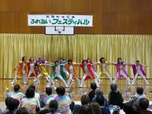 忠岡町文化祭ふれあいフェスティバルで一人ひとり色の違うカラフルな上着を着てエアロビクスを披露するエアロビクスメンバーの写真