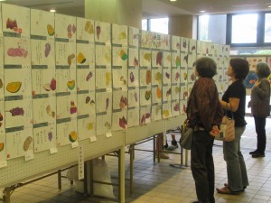 こども文化祭こども作品展で東忠岡小学校6年が作った作品を眺める来場者たちの写真