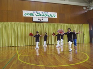 忠岡町文化祭ふれあいフェスティバルで太極拳を披露する太極拳華みずき会のメンバーたちの写真