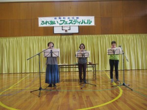 忠岡町文化祭ふれあいフェスティバルでオカリナ演奏をするオカリナクラブのメンバーたちの写真