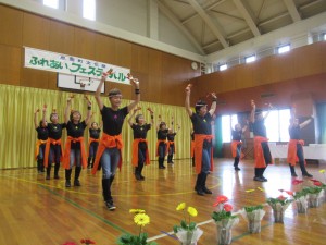 忠岡町文化祭ふれあいフェスティバルでダンスを披露するヘルシーエクササイズのメンバーたちの写真