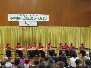 忠岡町文化祭ふれあいフェスティバルで大正琴の演奏をする大正琴クラブ結実会のメンバーたちの写真