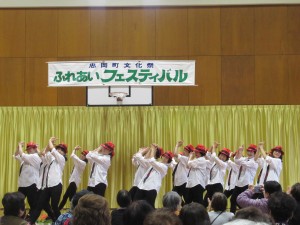 忠岡町文化祭ふれあいフェスティバルでダンスを披露する整美体操連盟のメンバーたちの写真