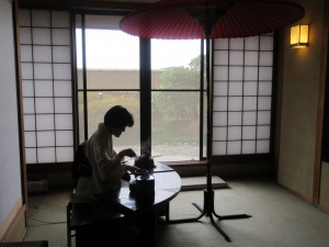 忠岡町民文化祭のお茶会で窓際の女性がお茶をたてている写真