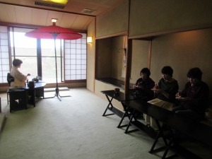 忠岡町民文化祭のお茶会会場で開けた障子の窓から日の光が会場内を照らしている写真
