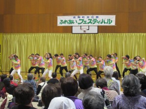 忠岡町文化祭ふれあいフェスティバルでカラフルなシャツを着てダンスを披露するステップリーボックのメンバーたちの写真