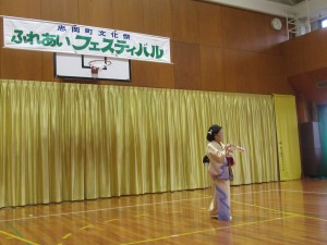 忠岡町文化祭ふれあいフェスティバルで和服姿で日本舞踊を披露するえびす会のメンバーの写真