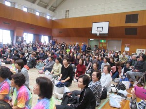忠岡町文化祭ふれあいフェスティバルで、会場である体育館に座る場所が無いほど集まった観客たちの写真