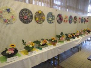 こども文化祭いけばな展で同じ花材を使い、それぞれ独自の感性で作られた子供たちの作品の写真