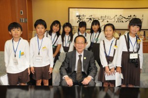 町長インタビュー終了後に、子どもたちと町長が一緒にとった記念写真