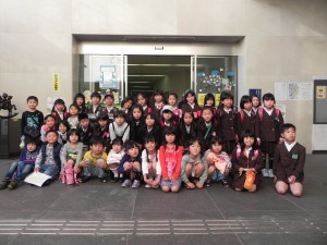 さまざまな催しやイベントが開催される「キッズクラブ」のたくさんのこどもたちが忠岡町児童館入口前で撮影した集合写真