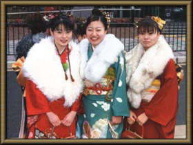 振袖を着た3名の女性の写真
