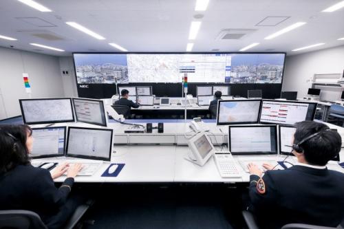 センター職員が指令業務を行っている写真