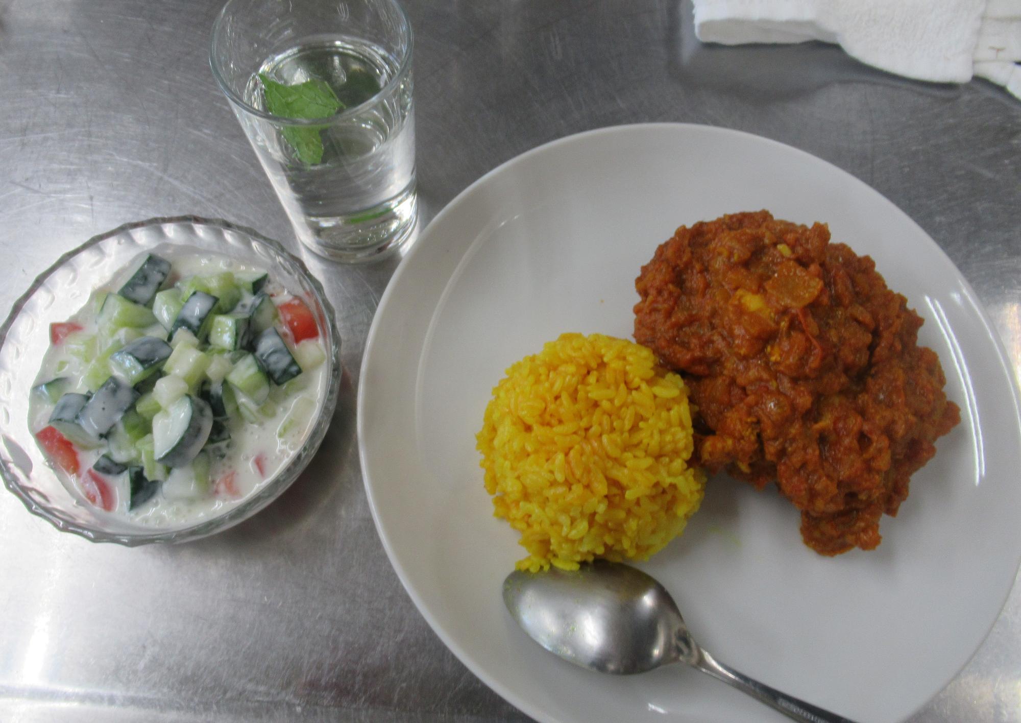 チキンカレー・ターメリックライス・きゅうりとセロリのライタ