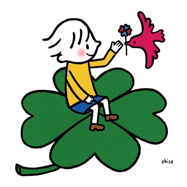 四つ葉のクローバーの上に座り微笑む子どもが、四つの花弁を持つ花をくわえた赤い鳥と向き合っているイラスト