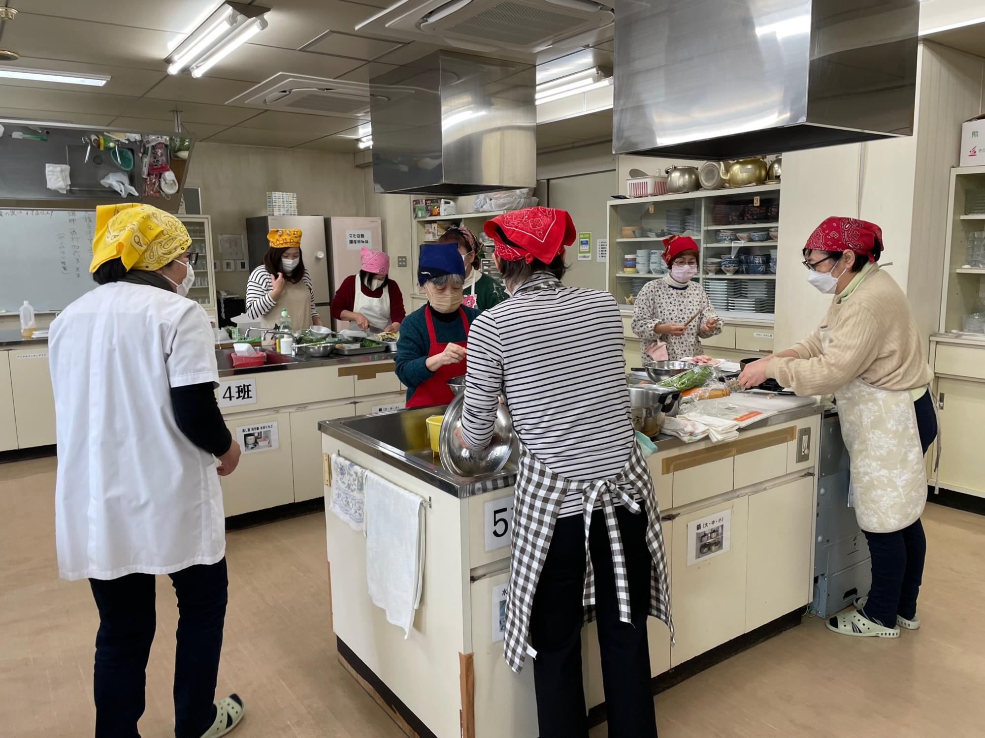 講座における調理作業の実施風景の写真