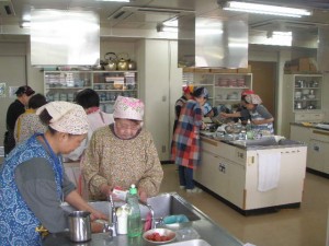 講座における調理作業の実施風景の写真