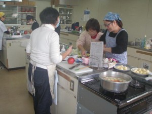 講座における調理作業の実施風景の写真